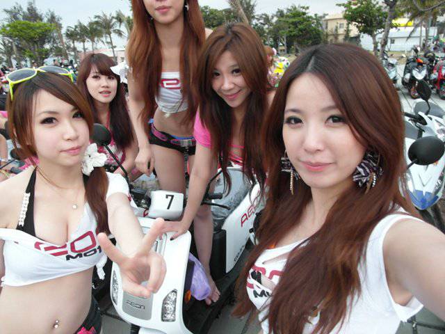 Foto Cewek Cantik dan Seksi SPG Taiwan